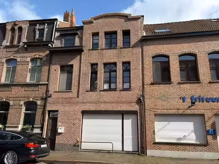 centraal en gunstig gelegen ruime woning op 320m2 met 5 s...