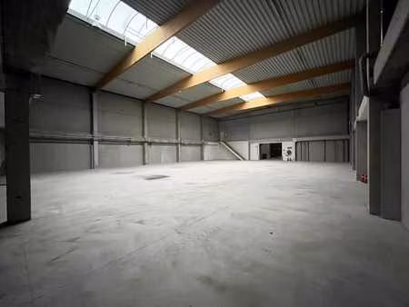 2.120 m² loods met 871 m² kantoren en 600 m² buitenstocka...