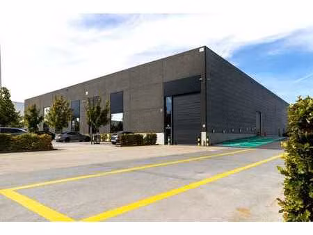 magazijn met kantoren en laadkade te huur in harelbeke