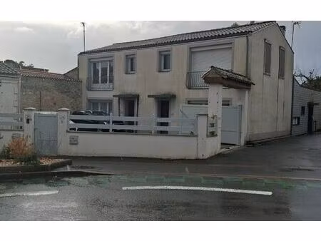 location maison  m² t-5 à rochefort  933 €