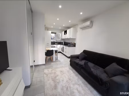 petit immeuble rénové au coeur du village de maubec