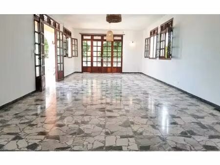 location maison  m² t-5 à sainte-luce  2 300 €