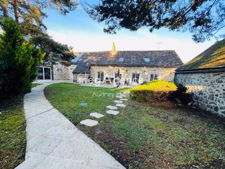 élégante longère en pierre avec piscine et dépendances