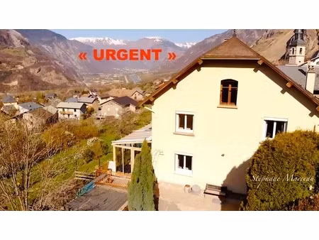 a vendre en maurienne  maison individuelle 8 pièces  2 studios indépendants  terrain  vue 