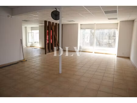 egreville - magasin de 100 m² avec 2 vitrines et 4 parkings pri