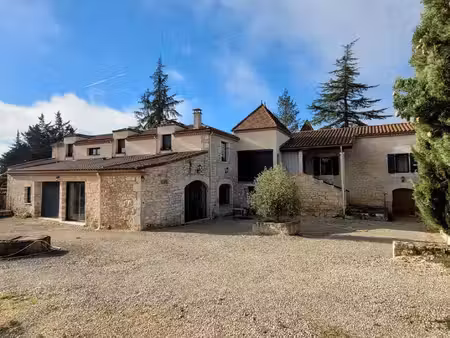 superbe propriété rénovée au cœur d’un village du causse du quercy  à 20 minutes de cahors