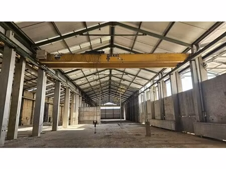 industrie met rolbruggen en verhard terrein