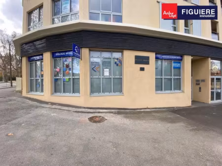 local commercial pont de l'arc