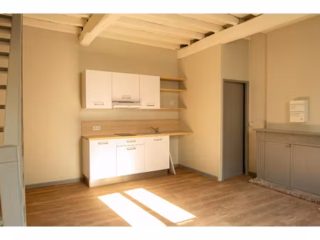 au centre de castelmoron  dans une maison de village comportant 2 logements t2 en duplex  