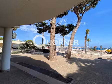 a louer : frejus face a la plage - local commercial 82 m2