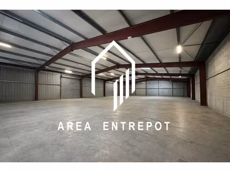 bâtiment indépendant avec visibilité autoroutière et terrain privatif