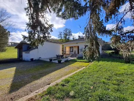 maison traditionnelle de plain-pied avec ses terres et son r