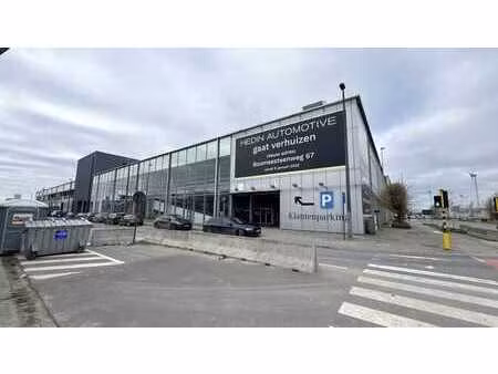 entrepôt avec salle d'exposition à louer sur site commercia