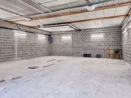 très bel entrepôt de 80m² avec double porte!