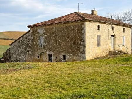 en campagne maison ancienne a renover entierement sur plus de 5000 m² de terrain