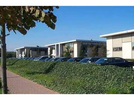bureau prêt à l'emploi à louer dans le parc d'activités lat