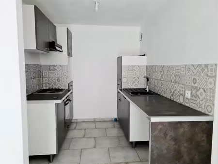 location appartement 4 pièces 73 m² à signes (83870)  983 €