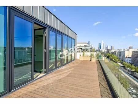 location local professionnel 2 044m²