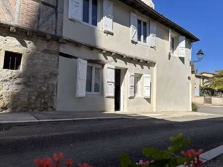 maison dans un agréable village proche de fleurance ayant la