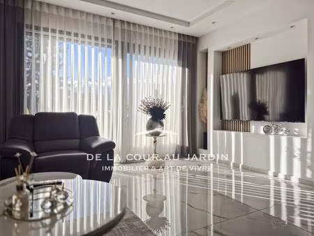 maison contemporaine de 2021 avec sous-sol complet et toit-terra