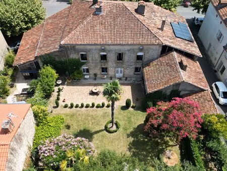 hotel particulier sublime dans un bourg active avec jardin et d?