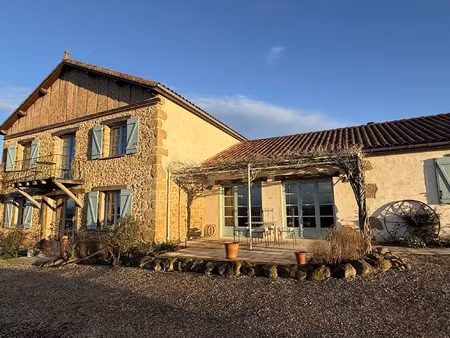 maison restaurée avec goût  gîte indépendant  piscine et vue