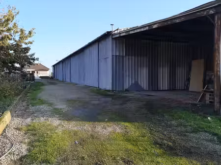terrain avec hangars fermés. rare ! stockage possible  idéal artisan