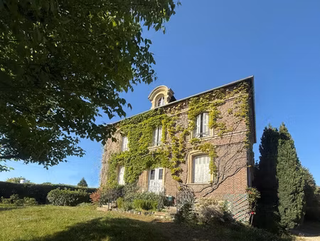 une élégante maison de maître en centre-ville  la campagne a