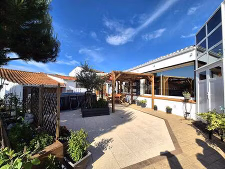 vente maison à notre-dame-de-riez (85270) : à vendre / 215m² notre-dame-de-riez