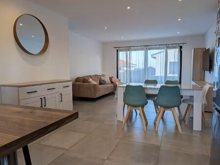 maison récente avec exterieur et garage