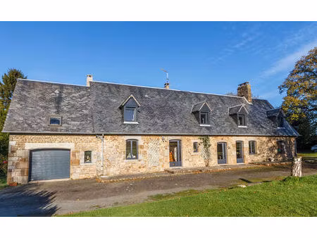 manche; maison en pierre de 6 chambres dans un endroit privé avec dépendances et terrain.