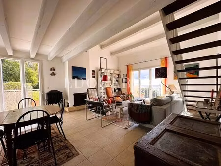 sur la commune de menton  maison avec splendide vue mer panoramique  vaste cave et plusieu