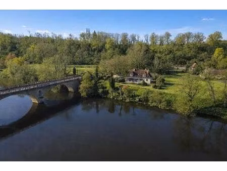 maison à proximité immédiate du village de trémolat  cette maison de style périgourdin...