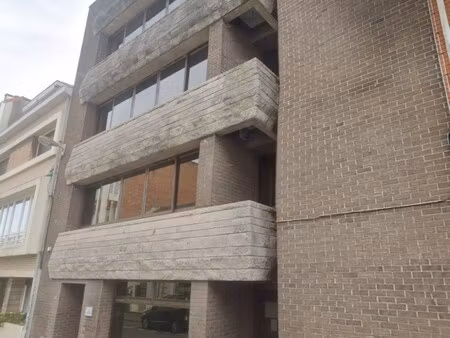 location local professionnel 710m²