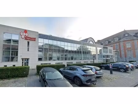 location local professionnel 2 586m²