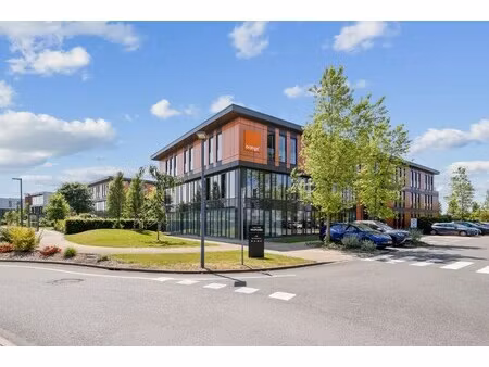 location local professionnel 1 976m²