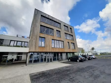 location local professionnel 2 001m²