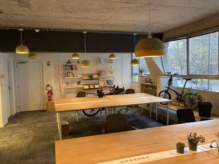 location local professionnel 200m²