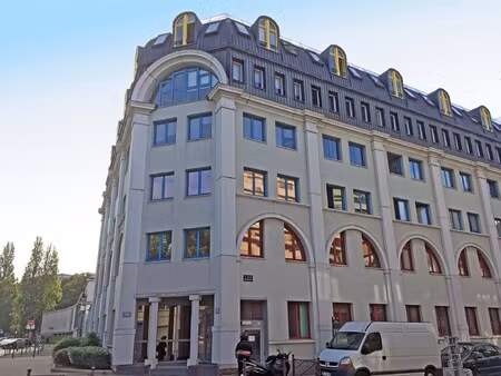 location local professionnel 555m²