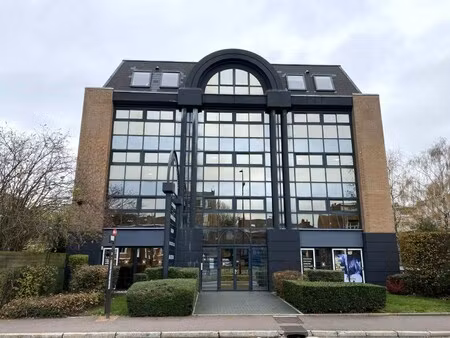 location local professionnel 196m²