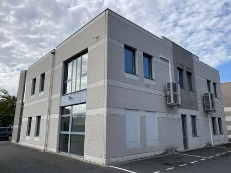 location local professionnel 210m²
