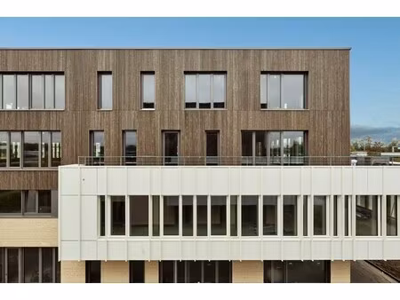 location local professionnel 256m²