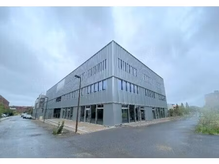 location local professionnel 1 877m²