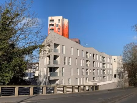 location local professionnel 796m²