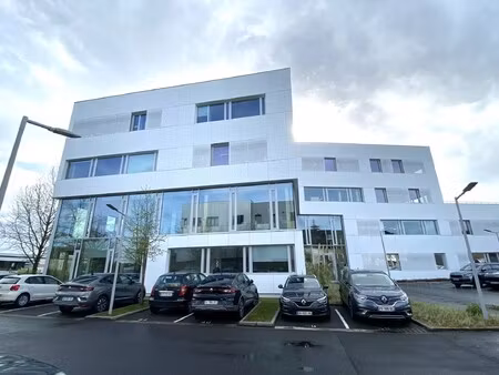 location local professionnel 658m²