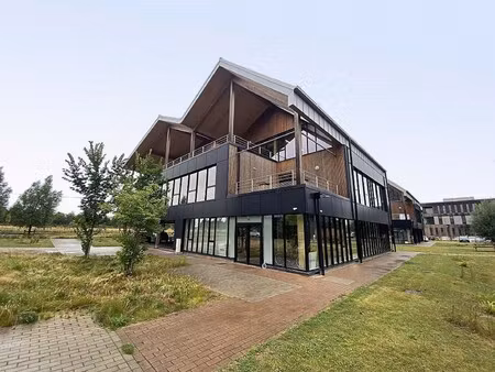 location local professionnel 843m²