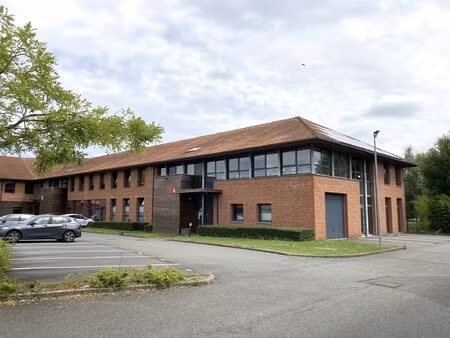 location local professionnel 275m²