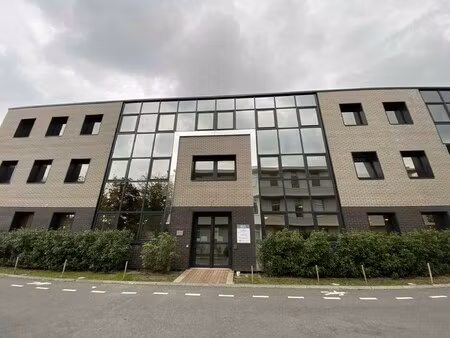 location local professionnel 304m²