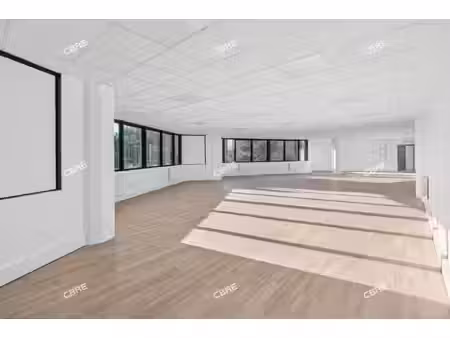 location local professionnel 121m²