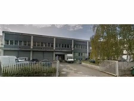 location local professionnel 185m²